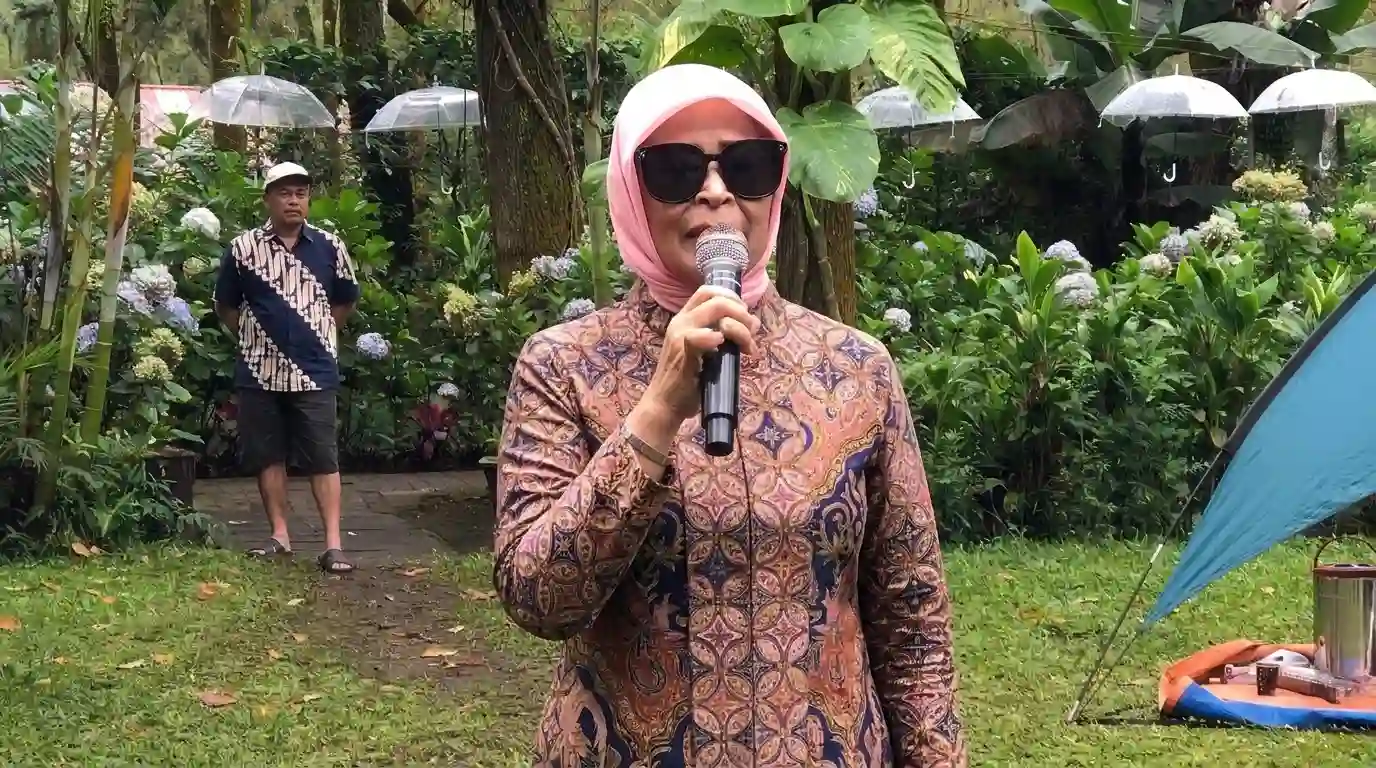Karyawan memakai dress code batik simpel saat gathering