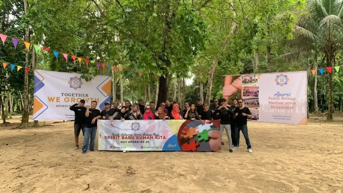 Momen matahari terbit disaksikan bersama saat gathering kantor