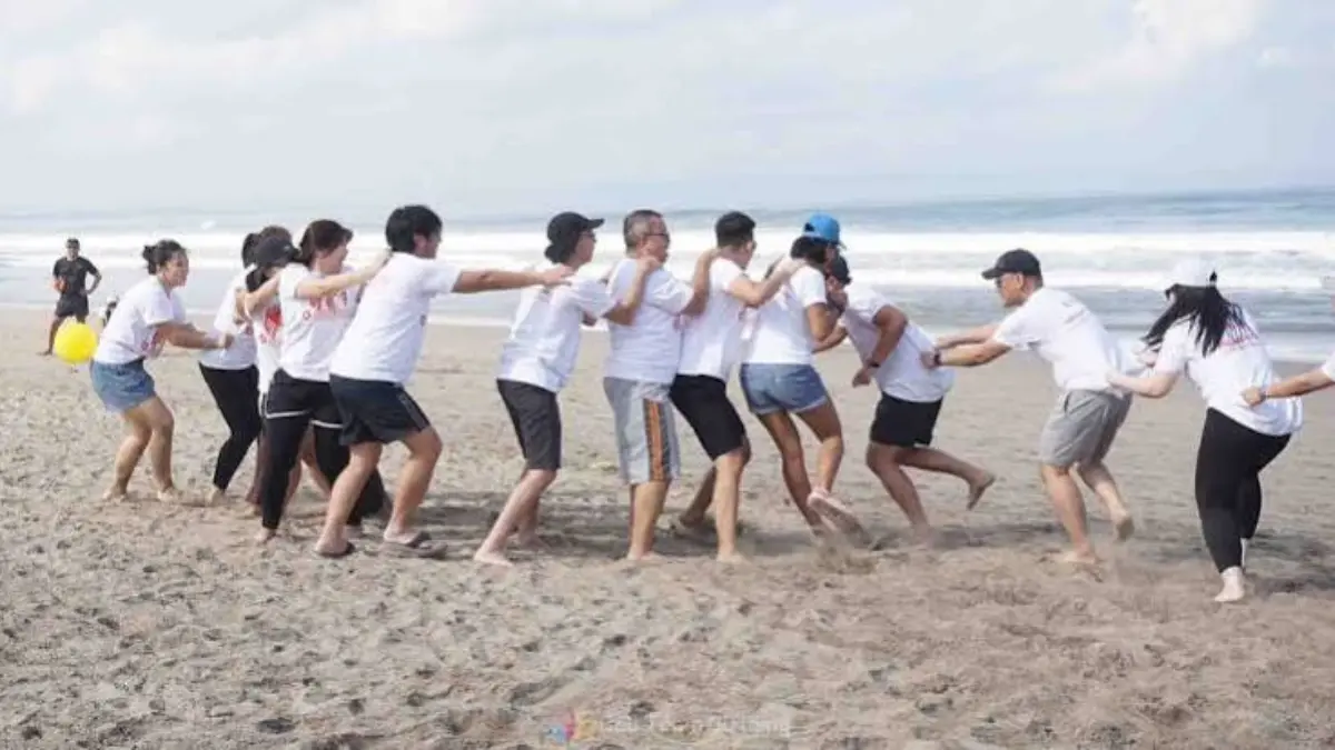 Tim kantor mengikuti outbound sunrise di tepi pantai Malang