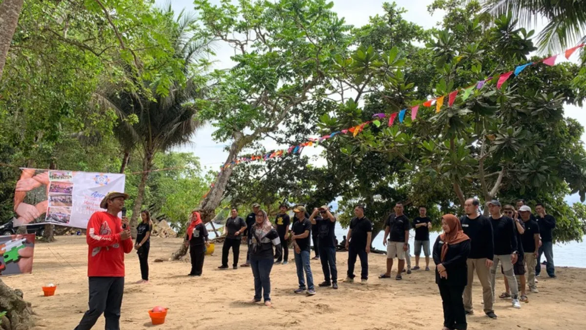Karyawan lintas usia bermain games pantai bersama