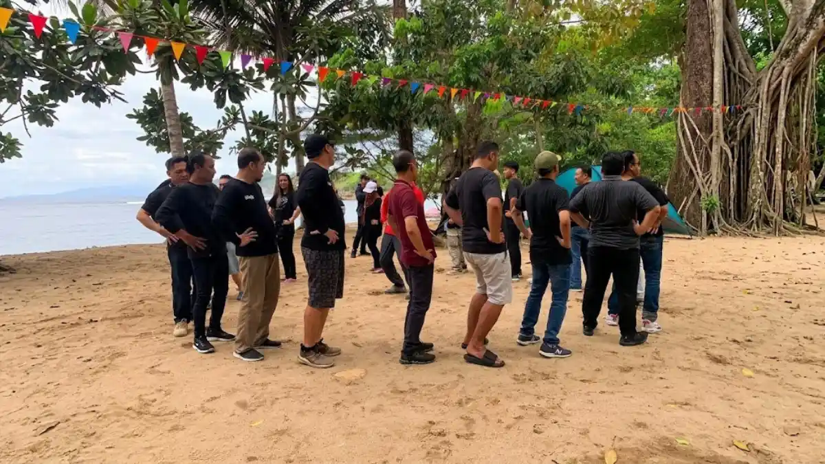 Rombongan karyawan berangkat pagi buta menuju lokasi pantai