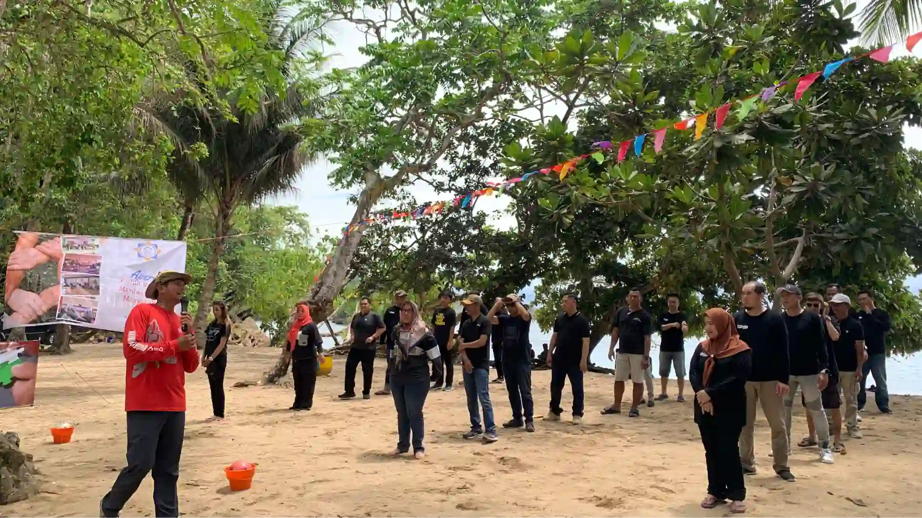 perbandingan suasana gathering per departemen dan gathering sekantor